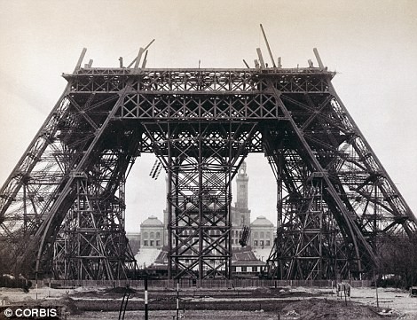 Tháp Eiffel là một trong những  biểu tượng nổi tiếng thế giới. Hoàn thành ngày 31/3/1889, tháp Eiffel là công trình do con người xây dựng cao nhất thế giới (cao hơn 323m). Tháp Eiffel giữ kỷ lục này trong 41 năm.